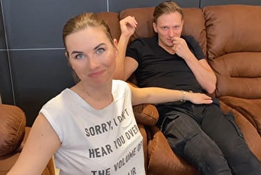 A friend has a crush on my wife 😳 I'm gonna fuck her with him