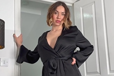 Oops, stepmom's drunk. She's gonna get naked and offer anal 🍑 🍑