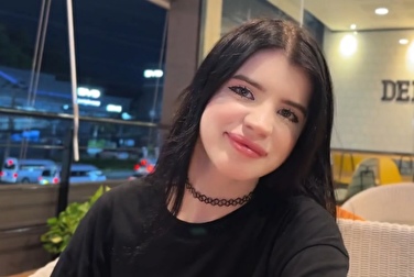 It's the other way around 🔄 It's not her, he's the plate maker and he's fucking her for dinner