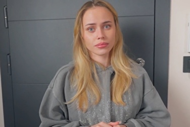 The delivery girl came in without an order, so I offered her sex right away