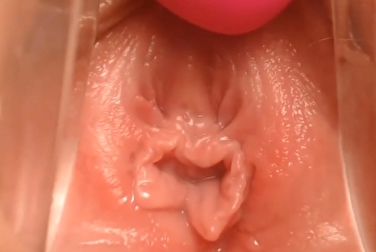 22-year-old films her vagina clenching during orgasm